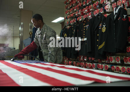 Il personale Sgt. DeAnthony Rosser, Dover affari mortuaria, operazioni di partenza specialista, vapori una bandiera americana alla Dover Air Force Base, Delaware. Avieri responsabile per la cura delle uniformi sul lavoro di lucidatura di metalli, decorazione preparazione e uniforme di tatto per ore al fine di dare alle famiglie dei caduti la migliore rappresentazione del militare degli Stati Uniti uniforme indossata dai loro cari. Avieri rimangono pronti a fornire onorato servizio per servizio caduti i membri nelle loro famiglie. /Staff Sgt. Vernon giovani Jr. Foto Stock