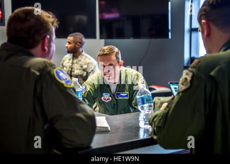 Il Mag. Thomas Hayes, centro, dà un pre-flight briefing per il Mag. Ethan Sabin, destro e il Mag. Garret Dover presso il banco ops del 391 Fighter Squadron a Montagna Home Air Force Base in casa di montagna, Idaho mercoledì 17 febbraio, 2016. 6 Prova di funzionamento e valutazione F-35s e più di 85 aviatori dal 31 di prova e di valutazione Squadron, una unità locataria alla Edwards Air Force Base, è stata temporaneamente in base a casa di montagna per condurre la prima distribuzione simulata prova del F-35A e eseguire tre principali capacità operativa iniziale missione imposta: la soppressione delle difese aeree nemiche, vicino ai Foto Stock