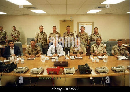 Civili e Militari di funzionari posano per una foto di gruppo prima di discutere degli Stati Uniti d'intervento militare nel Golfo Persico durante operazione Desert Shield. Dignitari includono, da sinistra: P. D. Wolfowitz, sotto sec. di difesa per la politica; Gen. C. Powell, chrm., Comune di capi di Stato Maggiore; R. Cheney, sec. di difesa; Gen. N. Schwarzkopf, la cmdr-in-chief, USCENTCOM; Lt. Gen. C. Waller, dep. capo del personale, USCENTCOM; e il Mag. Gen. R. Johnston. Bancata posteriore: Lt. Gen. C. Horner, la cmdr., 9AF, TAC; Lt. Gen. J. Yeosock, la cmdr., terza armata; Vice-Adm. S. Arthur, la cmdr., Settimo Flt. e Col. Johnson. Foto Stock