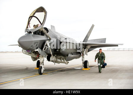 Il Mag. Ethan Sabin del trentunesimo il test e la valutazione del squadron, lascia la linea di volo dopo una prova di volo del F-35A a casa di montagna AFB, Idaho, Feb 17, 2016. 6 Prova di funzionamento e valutazione F-35s e più di 85 avieri del 31 TES, una unità locataria alla Edwards Air Force Base in California, si recò a casa di montagna AFB per condurre la prima distribuzione simulata prova del F-35A, specificatamente per eseguire tre principali capacità operativa iniziale missione imposta: la soppressione delle difese aeree nemiche, chiudere il supporto aereo e di interdizione dell'aria. J.M. Eddins Jr. Foto Stock
