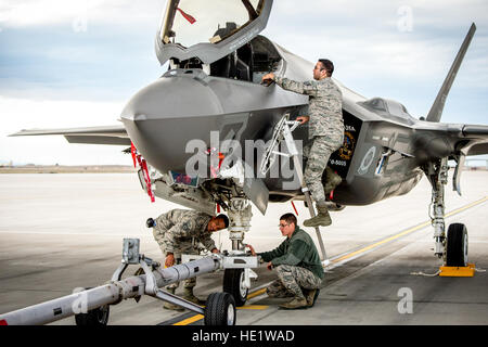 Manutentori di aeromobili, SSgt Thomas Stewart, sinistra, Sr Airman Justin Wilmarth e SSgt Chris Mauldin, sulla scaletta, preparare per il traino di un F-35A del trentunesimo il test e la valutazione del squadron, una unità locataria alla Edwards Air Force Base in California, a casa di montagna AFB, Idaho, Feb 19, 2016. 6 Prova di funzionamento e valutazione F-35s e più di 85 avieri del 31 TES si recò a casa di montagna AFB per condurre la prima distribuzione simulata prova del F-35A, specificatamente per eseguire tre principali capacità operativa iniziale missione imposta: la soppressione delle difese aeree nemiche, chiudere il supporto aereo e di interdizione dell'aria. J.M Foto Stock