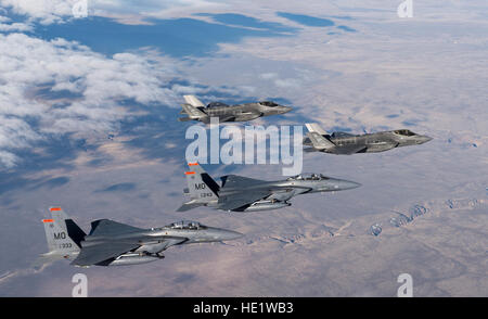 Due F-35 Lightning II jet da combattimento a partire dal trentunesimo il test e la valutazione del Squadron e due F-15E Strike Eagles dal 389a Fighter Squadron volare oltre la gamma vicino a casa di montagna Air Force Base, Idaho, Feb 17, 2016. /Tech Sgt. Brian Ferguson Foto Stock