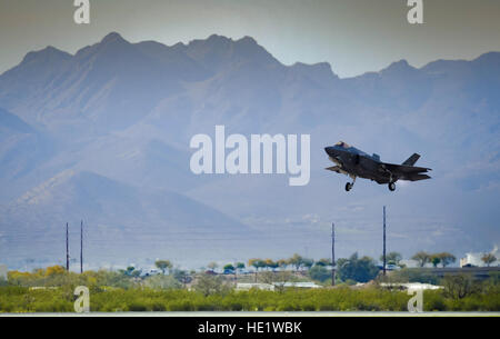 Un F-35 II di alleggerimento decolla da Davis-Monthan Air Force Base il 4 marzo 2016. La F-35 è stata la partecipazione in combattimento aereo patrimonio CommandÕs volo Corso di formazione, un programma che dispone di moderni fighter/attacco aeromobili battenti al fianco di parola della II Guerra, guerra di Corea e la guerra del Vietnam-orecchio aeromobili. Tech. Sgt. Brandon Shapiro Foto Stock