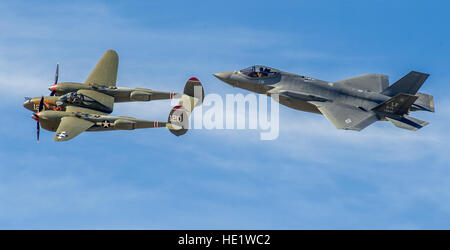 Il Lockheed F-35 "Lightning II' vola in formazione con il suo omonimo, la seconda guerra mondiale-ser Lockheed P-38 "fulmine" durante la formazione pratica voli all'Heritage Flight Training Course a Davis-Monthan AFB, Tucson, Arizona, Mar 4, 2016. J.M. Eddins Jr. Foto Stock