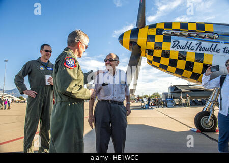 Col. James Meger, Comandante della 355Fighter Wing, orologi come gen. Herbert J. 'Hawk' Carlisle, Commander, Air Combat Command, Langley Air Force Base, Virginia, chat con Fred Roberts, 93, un ex P-51D pilota con 354Fighter Squadron, 355Fighter Group in Inghilterra durante la seconda guerra mondiale. I piloti ha parlato su la linea di volo mentre era aperto al pubblico prima che i voli di allenamento ha cominciato a Patrimonio Flight Training Course a Davis-Monthan AFB, Tucson, Arizona, Mar 5, 2016. J.M. Eddins Jr. Foto Stock