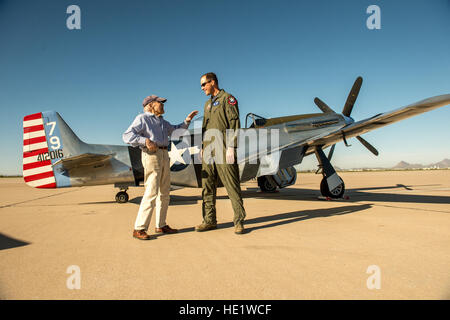 Col. James Meger, destra, Comandante della 355Fighter Wing, ascolta una guerra storia raccontata da Bill Lyons, 94, un ex P-51D pilota con la 357Fighter Squadron, 355Fighter Group in Inghilterra durante la seconda guerra mondiale. I piloti ha parlato su la linea di volo mentre era aperto al pubblico prima che i voli di allenamento ha cominciato a Patrimonio Flight Training Course a Davis-Monthan AFB, Tucson, Arizona, Mar 5, 2016. J.M. Eddins Jr. Foto Stock