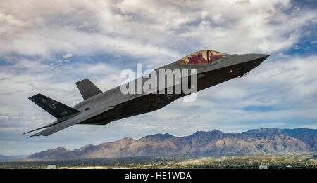 Un F-35 Lightening II vola attorno allo spazio aereo di Davis-Monthan Air Force Base il 5 marzo 2016. La F-35 è stata la partecipazione in combattimento aereo patrimonio CommandÕs volo Corso di formazione, un programma che dispone di moderni fighter/attacco aeromobili battenti al fianco di parola della II Guerra, guerra di Corea e la guerra del Vietnam-orecchio aeromobili. Tech. Sgt. Brandon Shapiro Foto Stock