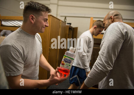 Airman 1. Classe Kyle Wade, 87th delle forze di sicurezza Squadron, patrolman, Base comuneGuire-Dix Mc-Lakehurst, N.J., condivide ride con Staff Sgt. Spencer Wallace e Senior Airman Mark Kepler come recuperare da Redman combatte. L'intensivo della durata di tre settimane, 12 ore al giorno di corso copre temi quali il cross-consapevolezza culturale, considerazioni di carattere giuridico, Ambasciata operazioni, airfield tecniche di indagine, di materiale esplosivo consapevolezza, aeromobili ricerche e disarmati self-tecniche di difesa. Gli studenti sono esposti a più di 70 l'uso di scenari di forza dove la sollecitazione è simulato mediante lettori di ruolo. La formazione include i Foto Stock