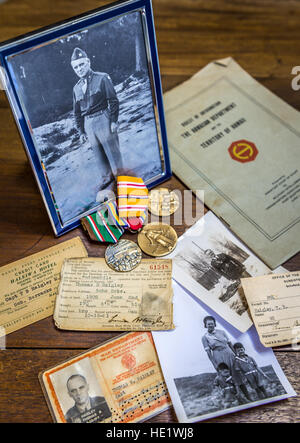 Thomas Brien Haigley Jr., 79, mostra la sua collezione di foto, medaglie e altri effetti che apparteneva al padre, Thomas Brien Haigley Suor Haigley Suor era un capitano e di medico negli Stati Uniti Army Medical Corps, aveva lasciato il suo Figlio sul portico di casa propria, vicino Generals ansa in corrispondenza vicina caserma Schofield, di riferire alla base ospedale durante l'attacco giapponese a Dicembre 7, 1941. Da lì era stato inviato al pasticcio hall a Wheeler campo. Il palazzo che sorge poco cambiato oggi, è stata direttamente attraversata la strada da dove una bomba giapponese aveva strappato attraverso il tetto della sospensione 3, accensione di pila Foto Stock