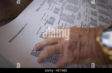 Thomas Brien Haigley Jr., 79, era di cinque anni e che vivono a Schofield Barracks adiacente a Wheeler Army Airfield quando il giapponese ha attaccato il 7 dicembre, 1941. Egli indicando il nome di suo padre Thomas Brien Haigley Suor, che era un capitano e di medico negli Stati Uniti Army Medical Corps, su un registro del Schofield caserma del 1941. Contrattare Suor aveva lasciato il suo Figlio sul portico di casa propria, vicino Generals ansa in corrispondenza vicina caserma Schofield, di riferire alla base ospedale durante l'attacco Giapponese e da lì era stato inviato al pasticcio hall a Wheeler campo. Il palazzo che sorge poco c Foto Stock