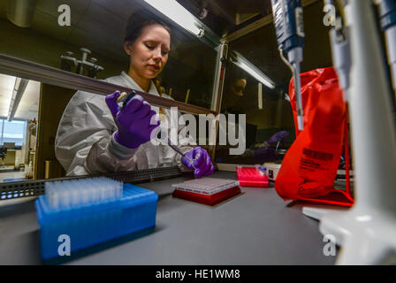 Marie Powell, supervisore generale, Diagnostica Molecolare, richiama umano campioni biologici prima di effettuare il test per il virus di Zika presso il Laboratorio di Epidemiologia a Wright-Patterson Air Force Base, Ohio, 20 aprile 2016. Aedes si possono diffondere malattie gravi come la febbre dengue, febbre gialla, il Zika virus chikungunya e. Aedes zanzare sono visivamente particolari a causa della loro notevole nero e bianco marcature sul loro corpo e gambe. /Master Sgt. Brian Ferguson Foto Stock