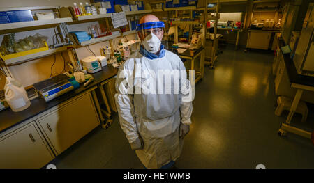 Joel LeFevre, Un medico tecnico di laboratorio, indossa il livello di biosicurezza tre indumenti di protezione raccomandato dal Centro per il controllo della malattia durante la prova di campioni umani per il virus di Zika presso il Laboratorio di Epidemiologia a Wright-Patterson Air Force Base, Ohio, 20 aprile 2016. Aedes si possono diffondere malattie gravi come la febbre dengue, febbre gialla, il Zika virus chikungunya e. Aedes zanzare sono visivamente particolari a causa del nero e bianco marcature sul loro corpo e gambe. /Master Sgt. Brian Ferguson Foto Stock