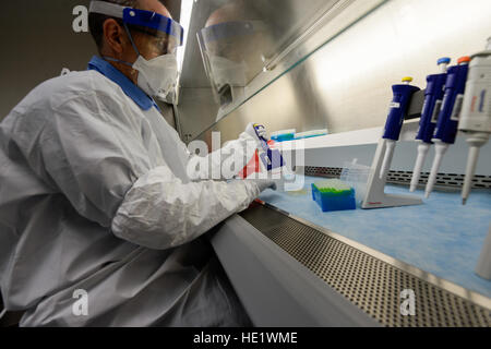 Joel LeFevre, Un medico tecnico di laboratorio, preleva campioni mentre indossa la biosicurezza Livello 3 Abbigliamento protettivo raccomandato dal Centro per il controllo della malattia durante la prova di campioni umani per il virus di Zika presso il Laboratorio di Epidemiologia a Wright-Patterson Air Force Base, Ohio, 20 aprile 2016. Aedes si possono diffondere malattie gravi come la febbre dengue, febbre gialla, il Zika virus chikungunya e. Aedes zanzare sono visivamente particolari a causa del nero e bianco marcature sul loro corpo e gambe. /Master Sgt. Brian Ferguson Foto Stock