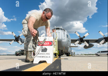 Senior Master Sgt. Filippo Aliberti, 910i squadrone Manutenzione, volo chief, segni posti intorno a un C-130 Hercules dalla 910ma Airlift Wing prima di mosquito insetticida è caricato a base comune, Charleston S.C. Il 5 maggio 2016. La spruzzatura di meno di un'oncia della sostanza chimica per acro limita efficacemente la popolazione di zanzara in prossimità della base. La missione della 910ma a Youngstown aria stazione di riserva, Ohio, è quello di mantenere il Dipartimento della Difesa è solo grande area ad ala fissa di spruzzo di antenna in grado di controllare la malattia-portando gli insetti, insetti parassiti, vegetazione indesiderabile e disperdere le fuoriuscite di petrolio in Foto Stock
