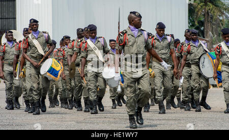 Banda Militare dei membri da Gabon Africa marzo sul flightline a Libreville, Gabon, 13 giugno 2016. Il 818th Mobility Support squadrone consultivo è stato in Gabon per fornire aria mobilità di consulenza e assistenza alla formazione il gabonese Air Force a sostegno degli Stati Uniti Air Force obiettivi della creazione di capacità del partner. /Master Sgt. Brian Ferguson Foto Stock