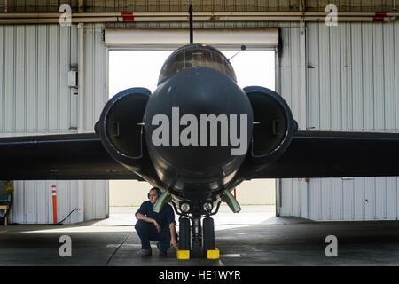 Un U.S. Air Force manutentore di aeromobili assegnati al 9° Ala di ricognizione completa il controllo finale di un U-2S Dragon Lady aeromobile nella staffa prima di prendere il taxi per la pista di Beale Air Force Base, California, 14 giugno 2016. Il personale di manutenzione lavoro intorno-il-orologio per tenere la U-2S pronta per il lancio di qualsiasi missione in tutto il mondo. Il personale Sgt. Kenny Holston Foto Stock