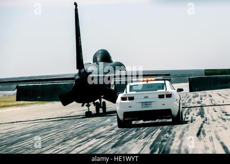 Stati Uniti Air Force Il Mag. Jack, U-2S Dragon Lady istruttore pilota assegnato al 9° Ala di ricognizione, colpisce quasi 100 mph in un inseguimento auto dietro un U-2S Dragon Lady aeromobile atterra a Beale Air Force Base, California, 14 giugno 2016. L'U-2s struttura di velivolo può rendere difficile a terra, in modo tale da garantire un sicuro e preciso lo sbarco, un ulteriore U-2S pilota funziona come una massa-basato wingman che comunica con il pilota nel cockpit del piano. Il wingman consente al pilota di sapere quanti metri sono da terra e in quale modo per dirigere il timone aircraftÕs per mantenere il piano sul Foto Stock