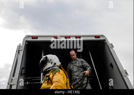 Stati Uniti Air Force Il Mag. Giovanni, U-2S Dragon Lady pilota assegnato al nono di ricognizione, parafango sinistro e Senior Airman Jarret McNeely, 9 Fisiologia squadrone di supporto Avvio e ripristino uscita tecnico di un carrello di trasporto per rendere il loro modo di un U-2S aeromobili a Beale Air Force Base, California, 15 giugno 2016. Come i piloti si muovono ai loro piani, meticolosa passi sono prese dall'equipaggio di volo per garantire al pilota è comodo e sicuro nel suo aeromobile e pienamente preparati per la missione. Il personale Sgt. Kenny Holston Foto Stock