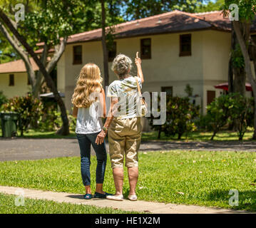 Shirley Waldron Nied mostra il suo nipote Camilla, 12, la casa di ex prossimo Capt. Frank H. Lane a Hickam Field a base comune a Pearl Harbor Hickam il Ago 8, 2016. Un poi cinque-anno-vecchio Neid, vissuto nella base di alloggiamento durante l'attacco giapponese sul campo Hickam e Pearl Harbor sul dicembre 7, 1941. Ella è stata presa dalla famiglia di corsia quando sua madre morì nel 1942. A questo giorno parla con uno dei figli di corsia ha vissuto con, ed ogni dicembre 7. J.M. Eddins Jr. Foto Stock