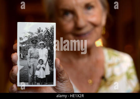 Shirley Waldron Nied detiene una fotografia della sua famiglia a Hickam Field a base comune a Pearl Harbor Hickam il Ago 8, 2016. Un poi cinque-anno-vecchio Neid, vissuto nella base di alloggiamento durante l'attacco giapponese sul campo Hickam e Pearl Harbor sul dicembre 7, 1941. Suo padre, il cap. Russell L. ÒGattyÓ Waldron, Comandante del trentunesimo Stormo bombardamento a Hickam, ha preso il largo in un A-20 bombardiere per cercare la flotta giapponese che ha lanciato l'attacco. Air Force foto di TSgt Brandon Shapiro Foto Stock