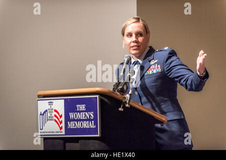 Lt. Col. Caroline Jensen, USAFR, rende commento durante un memoriale di servizio, a donne in servizio militare per l'America Memorial, per Elaine Danforth Harmon, che ha servito come una donna Airforce pilota di servizio WASP durante la II Guerra Mondiale, dopo la sua sepoltura con gli onori militari presso il Cimitero Nazionale di Arlington, Sett. 7, 2016. Harmon la famiglia ha lavorato sin dalla sua morte nell'aprile del 2015, a 95 anni, per invertire un U.S. Decisione dell'esercito, che lo stesso anno, di revocare la idoneità per vespe per inumazione ad Arlington. Le vespe, una organizzazione paramilitare che traghettato aerei militari e trainato obiettivi di antenna Foto Stock