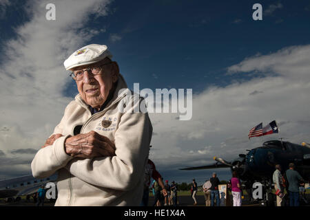 Stati Uniti Air Force pensionato Lt. Col. Richard E. Cole, Co-Pilot a Jimmy Doolittle durante la Doolittle Raid, sta in piedi di fronte ad un rinnovato U.S. Navy B-25 Mitchell visualizzato in un in airshow Burnett, Texas. Lt. Col. Cole è stata onorata dalla Comunità e gli ospiti come l'unico residuo servizio militare stati vivo dal 18 aprile 1942 Doolittle Raid. Il personale Sgt. Vernon giovani Jr. Foto Stock