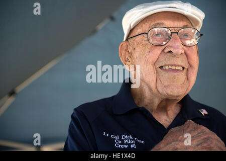 Stati Uniti Air Force pensionato Lt. Col. Richard E. Cole, Co-Pilot a Jimmy Doolittle durante la Doolittle Raid, sorrisi come egli onora la bandiera degli Stati Uniti durante il canto dell'inno nazionale a un in airshow Burnett, Texas. Lt. Col. Cole è stata onorata dalla Comunità e gli ospiti come l'unico residuo servizio militare stati vivo dal 18 aprile 1942 Doolittle Raid. Il personale Sgt. Vernon giovani Jr. Foto Stock