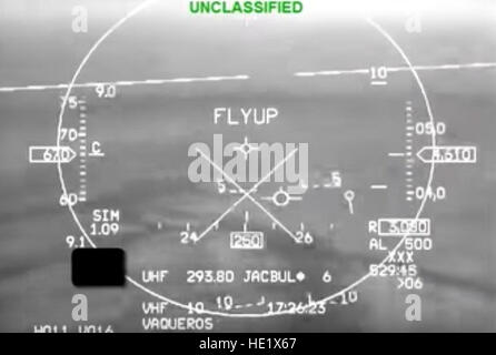 Declassificati riprese video da head-up display-di U.S. Air Force Arizona Air National Guard F-16 registra il momento in cui l'aircraftâs terreno automatico Collision Avoidance System ha preso il controllo e salvato il F-16 e il suo inconscio pilota da un crash di massa nel maggio 2016. Il sistema inserito dopo la studente pilota subito G-indotta perdita di coscienza G-LOC e l'aereo ha iniziato una incontrollata ripida discesa da 17.000 piedi mentre in piena postcombustore. Foto Stock