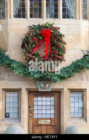 Grande ghirlanda di Natale su woolstaplers hall. Chipping Campden, Cotswolds, Gloucestershire, Inghilterra Foto Stock