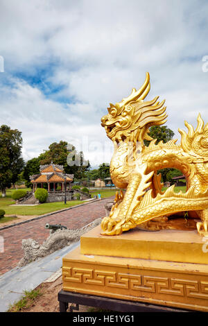 Dragon figura sul sito della perso Kien Trung Pavilion (il luogo per le attività quotidiane di Imperatori). Città Imperiale (Cittadella), tonalità, Vietnam. Foto Stock