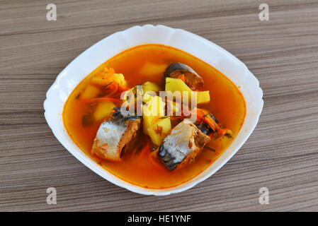 Zuppa di conserve di sgombri in salsa di pomodoro Foto Stock