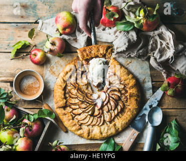 Man mano pezzo di contenimento di apple la crostata Foto Stock