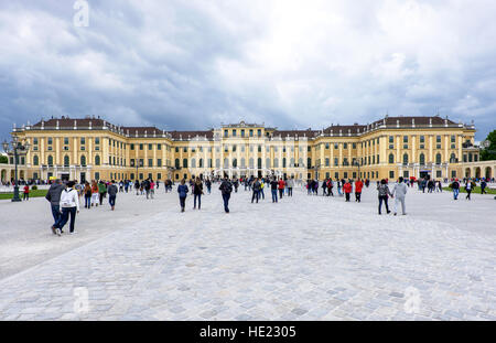 AUSTRIA, VIENNA - 14 Maggio 2016: Foto veduta del Palazzo di Schonbrunn e giardino con le persone Foto Stock