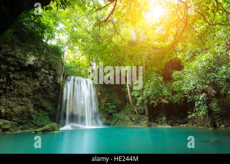 Erawan cascata è una bella cascata nella foresta di primavera nella provincia Kanchanaburi, Thailandia. Foto Stock