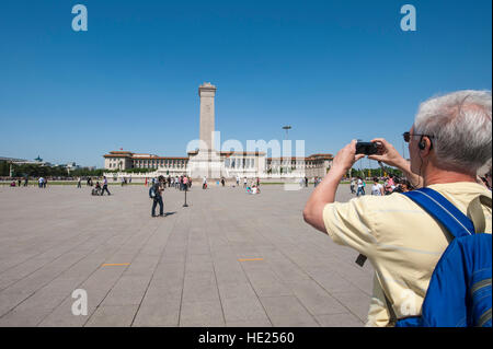 Grande Sala del Popolo e il monumento al popolo eroi della Piazza Tiananmen, Pechino Cina. Foto Stock