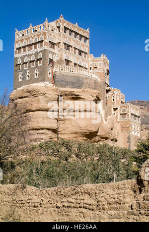 La casa torre di Dar al Hajar al Wadi Dhahr nello Yemen, Patrimonio Mondiale dell Unesco Foto Stock