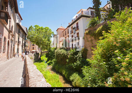 Graziosi edifici lungo il fiume Darro, nella città di Granada, Spagna Foto Stock