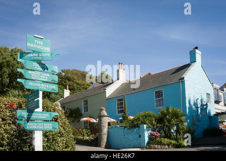 Segnaletica e Ship Inn su Herm Island nelle isole Channel UK Foto Stock