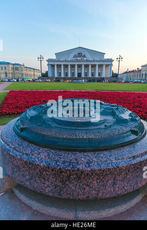 SAINT PETERSBURG, Russia - Luglio 25, 2014: scala di bronzo mo5el della freccia di Vasilevsky island e la costruzione di exchange Foto Stock