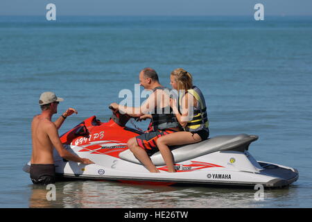 Vacanzieri godere il mare e il sole e un giro in Jet ski presso Clearwater, Florida, Stati Uniti d'America Foto Stock