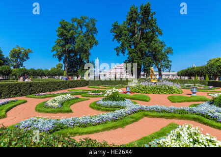 SAINT PETERSBURG, Russia - 27 luglio 2014: i turisti a piedi vicino al Palazzo Monplaisir nella Royal Park con fontane e aiuole di fiori Foto Stock