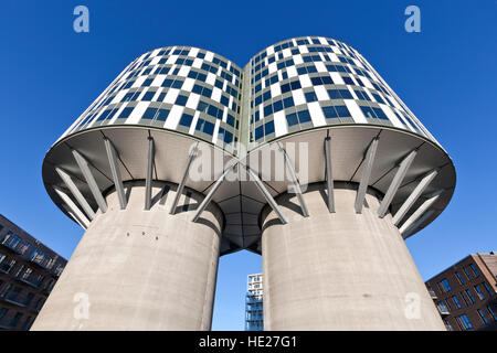 I due ex Aalborg Portland Cement silos in Nordhavn Copenhagen ora convertiti in uffici moderni blocchi, le torri di Portland Foto Stock