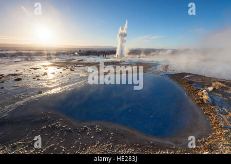 Blesi, hot spring pool e Geyser Strokkur, fontana geyser nell'area geotermale accanto al fiume Hvítá, Haukadalur, Sudurland, Islanda Foto Stock