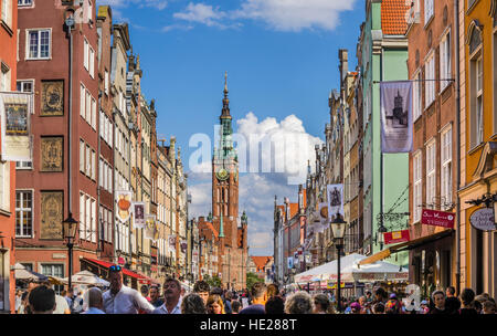 Polonia, Pomerania, Gdansk (Danzica), vista di Long Lane (Langgasse/ ulica Dluga) e principale della torre del Municipio Foto Stock