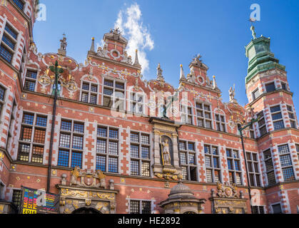 Polonia, Pomerania, Gdansk (Danzica), il floridly decorata facciata est del stile olandese grande arsenale (Großes Zeughaus) Foto Stock