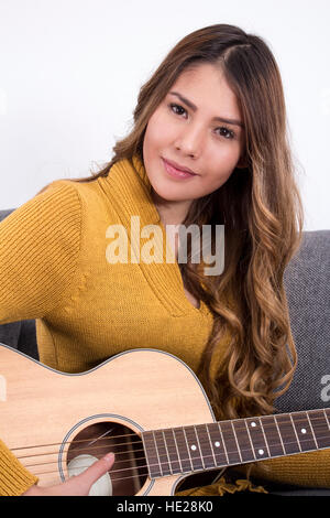 Bella donna a suonare la chitarra Foto Stock