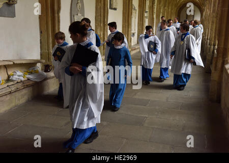 Cattedrale di Wells coro compresi coristi prima evensong il giorno di Pasqua alla Cattedrale di Wells. Foto Stock