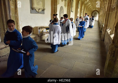 Cattedrale di Wells coro compresi coristi prima evensong il giorno di Pasqua alla Cattedrale di Wells. Foto Stock