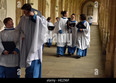 Cattedrale di Wells coro compresi coristi prima evensong il giorno di Pasqua alla Cattedrale di Wells. Foto Stock