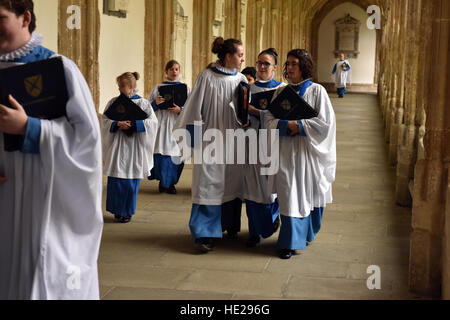 Cattedrale di Wells coro compresi coristi prima evensong il giorno di Pasqua alla Cattedrale di Wells. Foto Stock